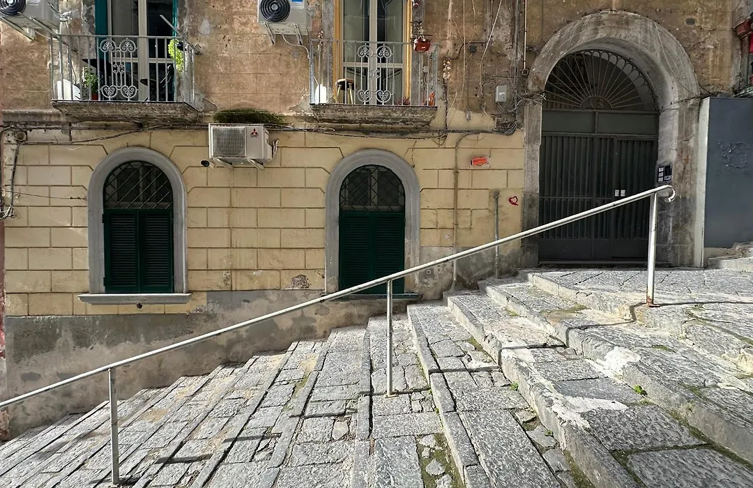 Bilocale a Chiaia vicino a Via dei Mille-1